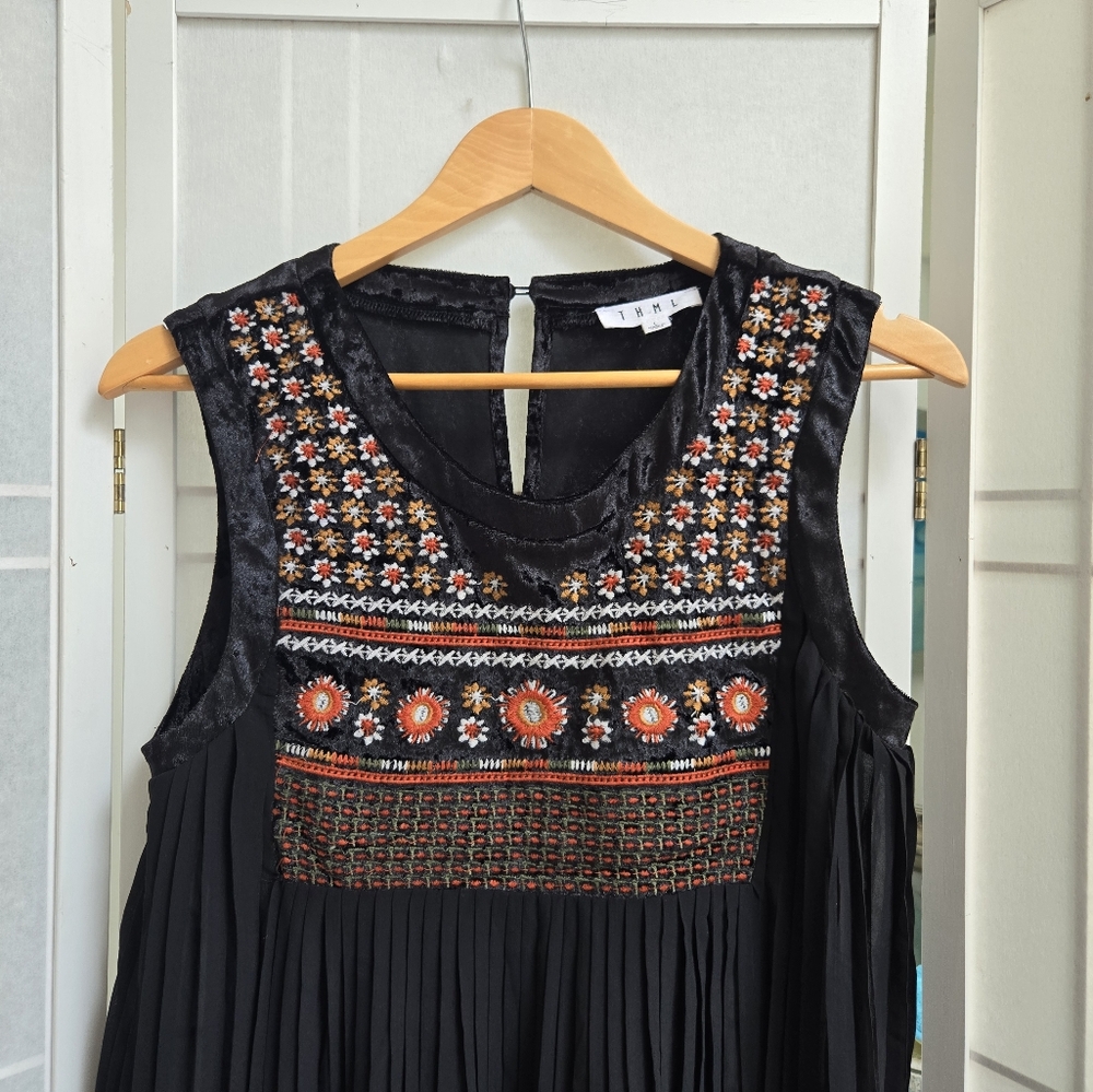 THML black embroidered floral velvet top - Picture 7 of 8